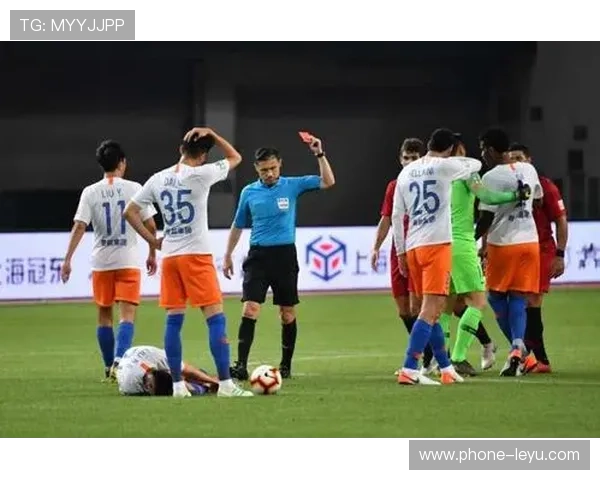 助理裁判举旗判罚时机规则全解析，误判根源在哪？