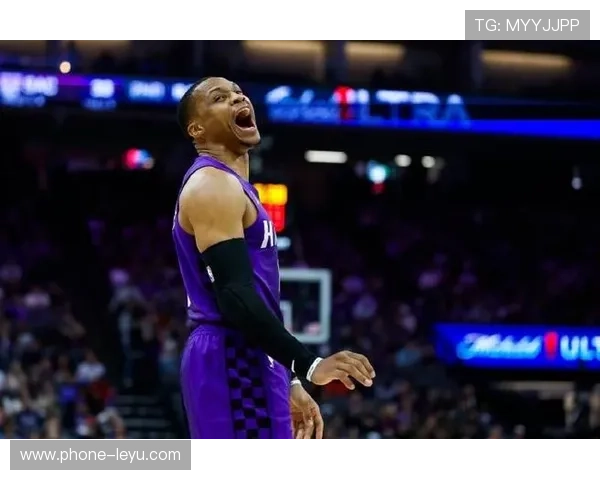 威斯布鲁克由单打转挡拆，为内线制造错位提效