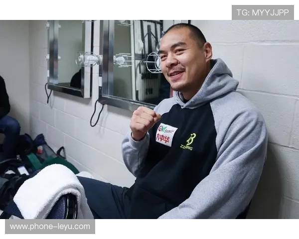 张志磊训练完直接拎两袋蛋白粉去接孩子放学，校门口妈妈们眼神都直了