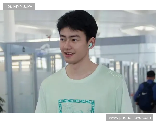 王昶居然敢在训练场带着耳机，就差没开直播唱歌了吧？