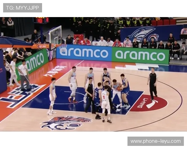 故意踢人犯规的判罚标准到底有多严？裁判如何界定恶意行为