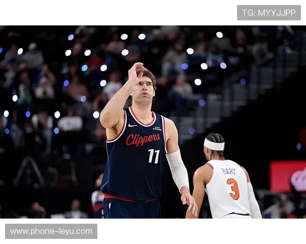 布鲁克·洛佩斯通过高效背打拉开内线空间提升球队进攻威胁